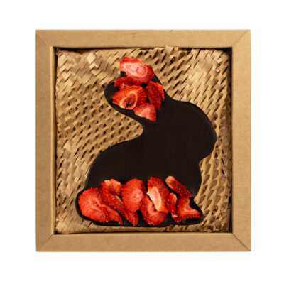 Zając z czekolady ciemnej z truskawkami 100g